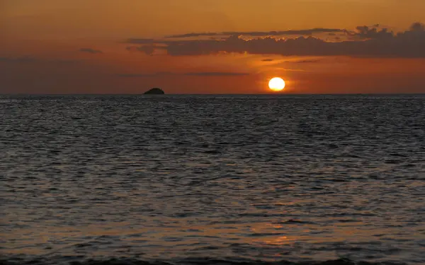 Невероятно красивый закат в лазурном океане — стоковое фото
