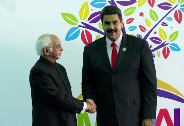 Il vicepresidente indiano Hamid Ansari saluta il presidente venezuelano N — Foto Stock