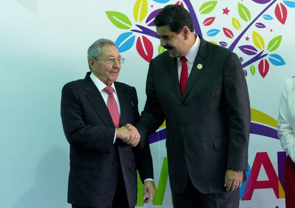 Президент Кубы Рауль Кастро поздравил президента Венесуэлы Николя — стоковое фото