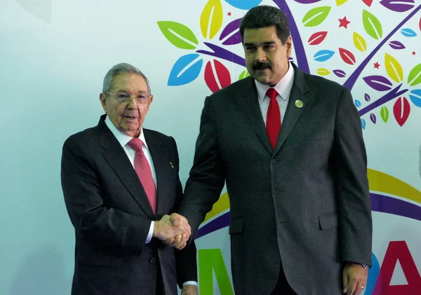 Президент Кубы Рауль Кастро поздравил президента Венесуэлы Николя — стоковое фото