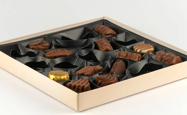 Scatola di cioccolato isolato su sfondo bianco — Foto Stock