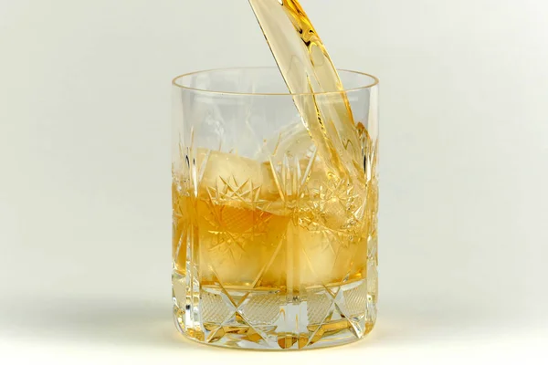 Vaso de whisky aislado sobre fondo blanco — Foto de Stock