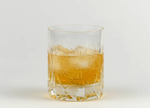 Vaso de whisky aislado sobre fondo blanco — Foto de Stock
