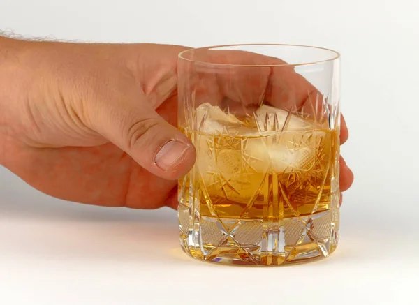 Bicchiere di whisky isolato su sfondo bianco — Foto Stock