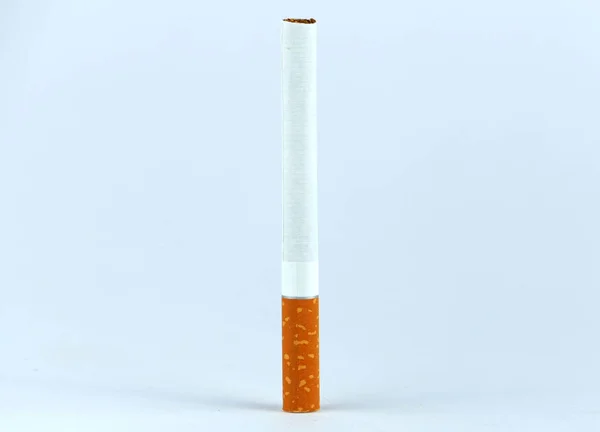 Cigarette isolée sur fond blanc — Photo