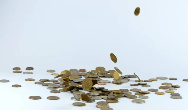 Mynt falla i en hög isolerad på vit — Stockfoto