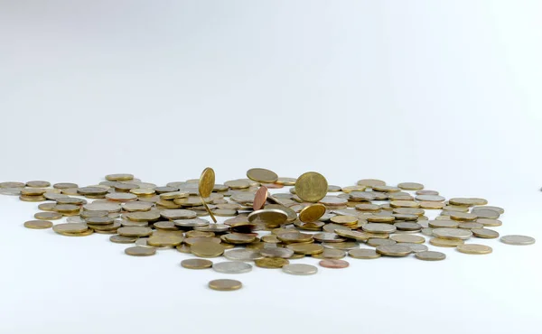 Mynt falla i en hög isolerad på vit — Stockfoto