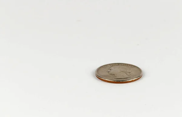Монеты изолированы на белом фоне — стоковое фото