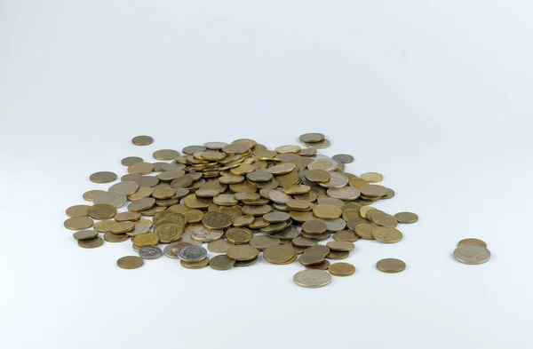 Hög med mynt isolerad på vit — Stockfoto