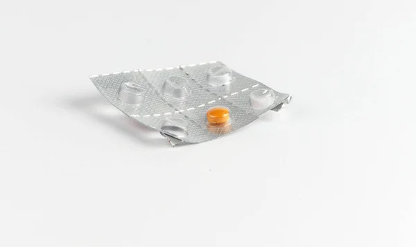 Um comprimido isolado em branco — Fotografia de Stock