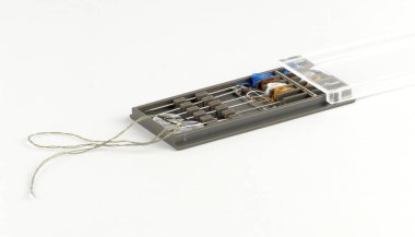 İğne ve iplik beyazda izole