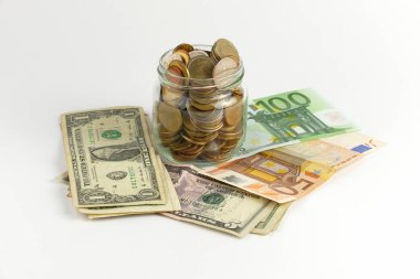 banknot ve madeni paraların beyaz zemin üzerine izole