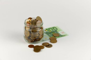 banknot ve madeni paraların beyaz zemin üzerine izole