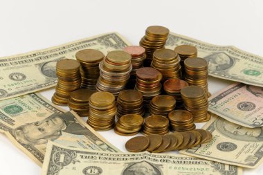 banknot ve madeni paraların beyaz zemin üzerine izole