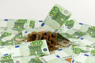 banknot ve madeni paraların beyaz zemin üzerine izole