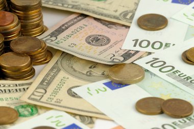 banknot ve madeni paraların beyaz zemin üzerine izole