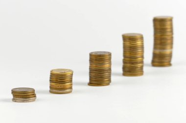 Beyaz arkaplanda izole edilmiş bozuk para yığını