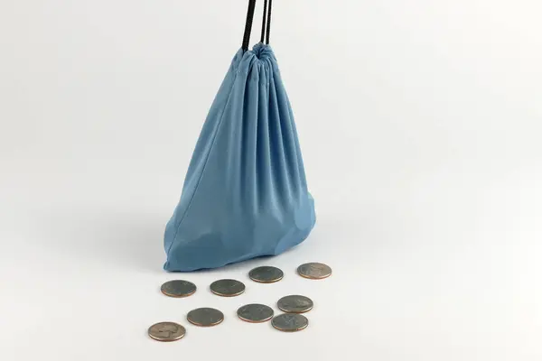 Väska full med mynt isolerad på vit bakgrund — Stockfoto