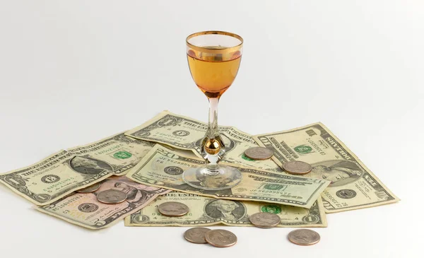 Glass of alcohol drink with money — Stock Photo, Image