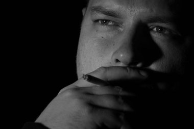 Sigara sigara monoschome genç adam