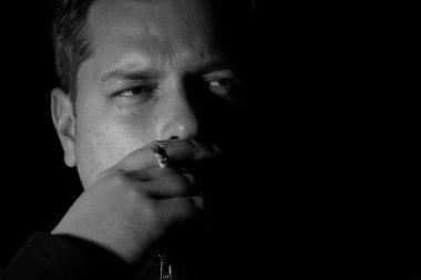 Sigara sigara monoschome genç adam