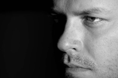 Genç adam tek renkli portresi