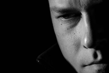 Genç adam tek renkli portresi