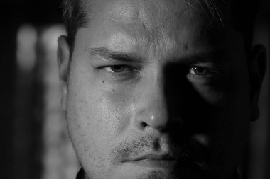 Genç adam tek renkli portresi