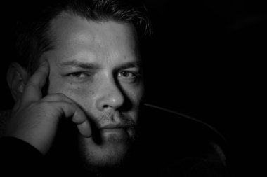 Genç adam tek renkli portresi