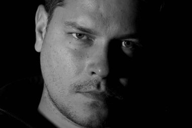 Genç adam tek renkli portresi