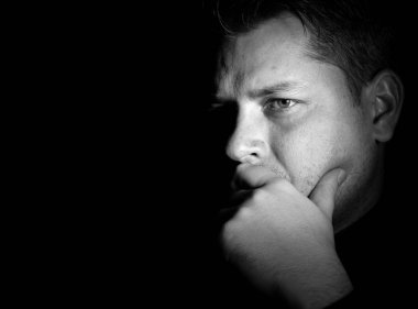 Genç adam tek renkli portresi