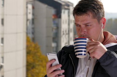 Adam bir balkonda kahve içme