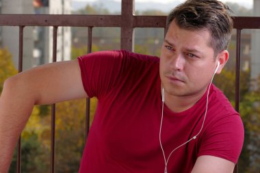 Adam bir balkonda müzik dinlemek 