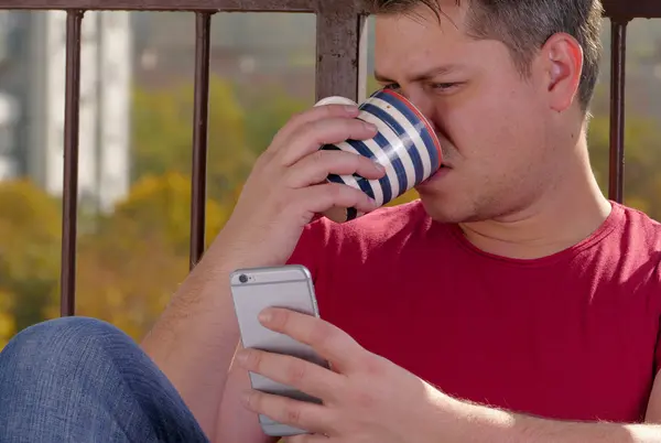 Adam bir balkonda kahve içme