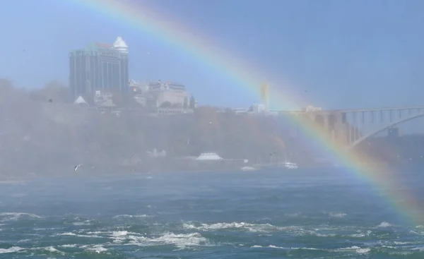 Regnbåge vid Niagarafallen i Kanada med Rainbow Bridge — Stockfoto