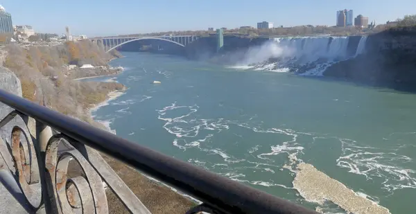 NIAGARA CAÍDA, CANADÁ - 13 DE NOVIEMBRE DE 2016: Puente Arco Iris — Foto de Stock