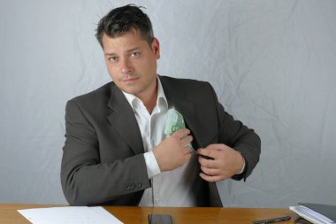 Genç iş adamı elinde para ile