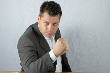 Kızgın genç iş adamı el taklit