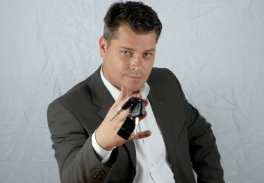 Genç iş dostum ile arabanın anahtarını elinde