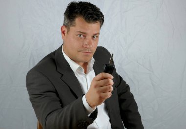 Genç iş dostum ile arabanın anahtarını elinde