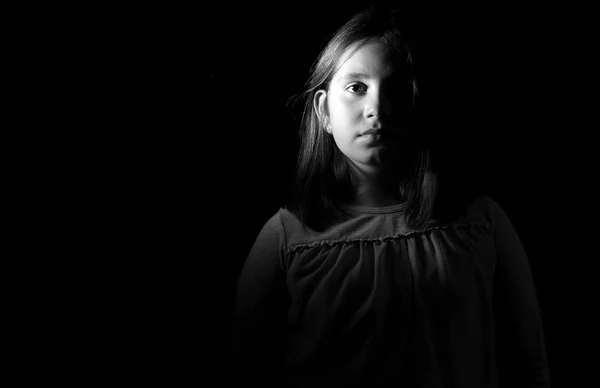 Портрет маленької дівчинки монохромний — стокове фото