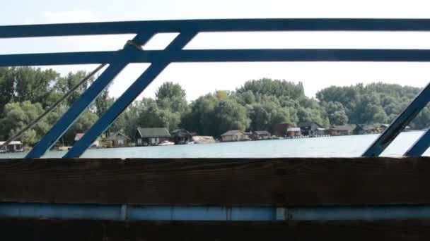 Vida en el río, conduciendo con el barco — Vídeos de Stock