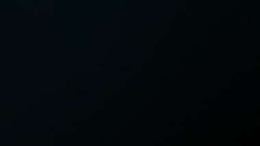 Siyah bir arka plan üzerinde sözcük yazma bölüm