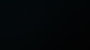 Siyah bir arka plan üzerinde ucuz sözcük yazma