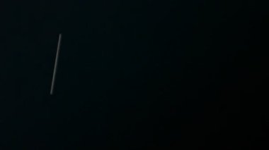 Siyah bir arka plan üzerine yazarak kelime kamera