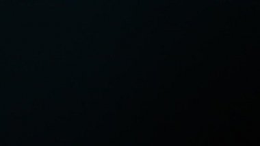 Siyah bir arka plan üzerinde dikkatli sözcük yazma