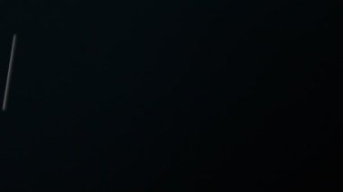 Siyah bir arka plan üzerine yazarak kelime, yürütmek