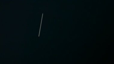 Siyah bir arka plan üzerine yazarak kelime kinik