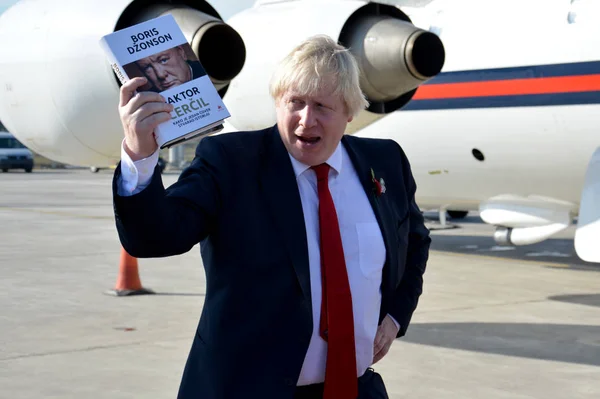 Boris Johnson, Secretary of State for Foreign and Commonwealth Affairs with his book, The Churchill Factor — Stock Photo, Image
