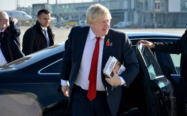 Boris Johnson, Secretary of State for Foreign and Commonwealth Affairs with his book, The Churchill Factor — Stock Photo, Image